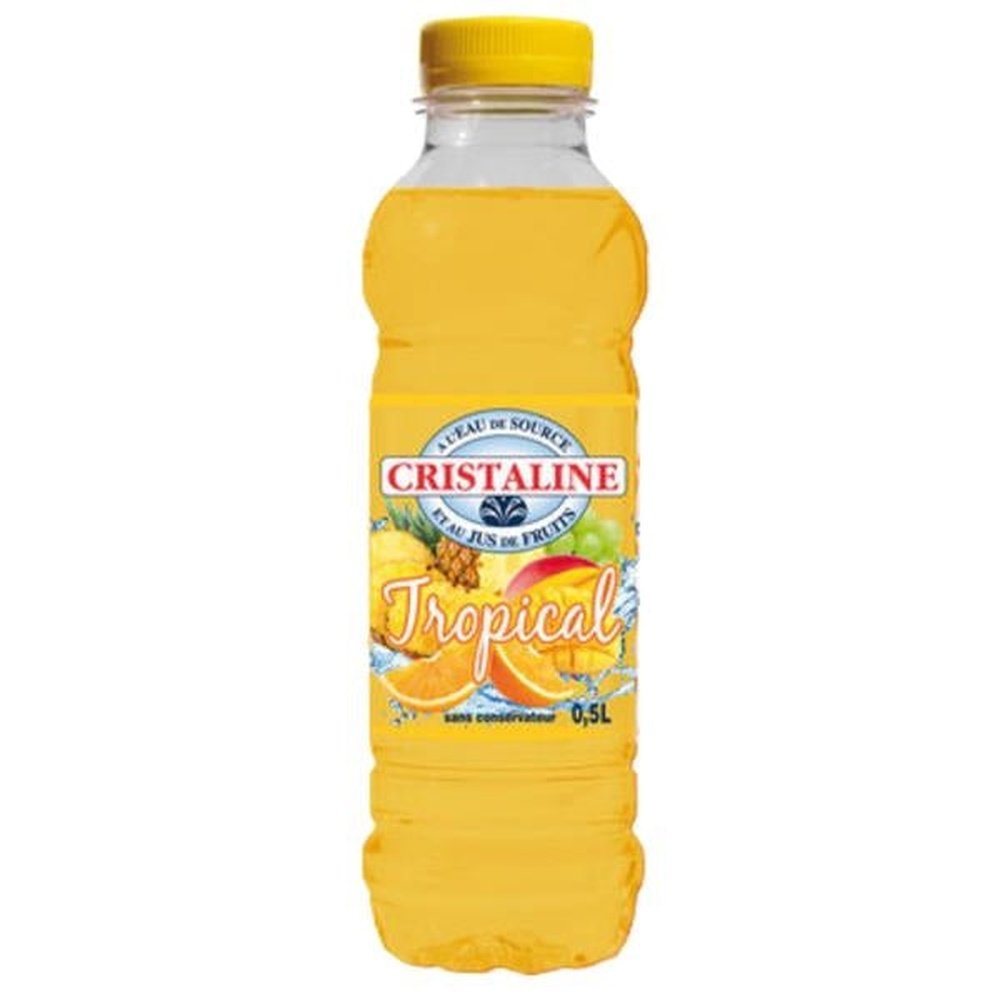 Une bouteille transparente sur fond blanc avec une boisson jaune