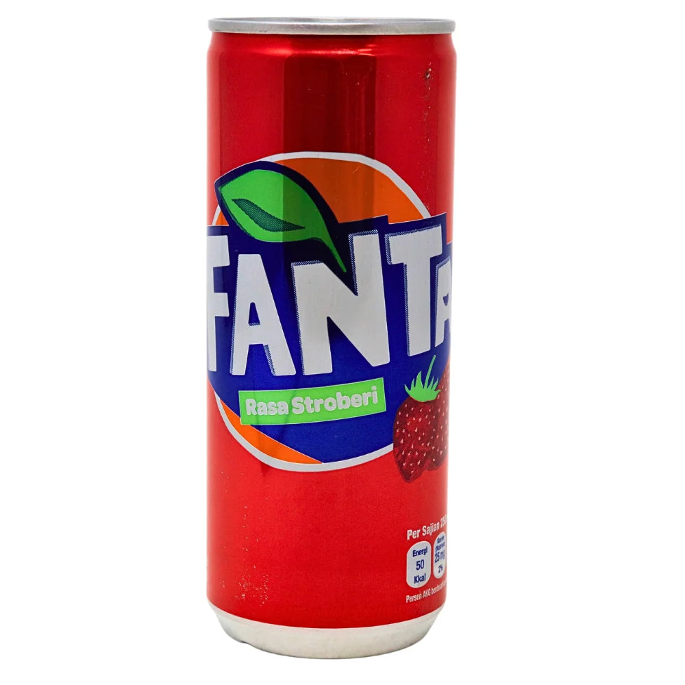 Une canette rouge sur fond blanc avec le logo Fanta au centre et 2 fraises en bas à droite