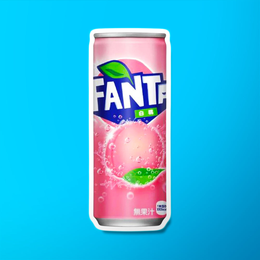 Une longue canette rose sur fond bleu avec le logo Fanta en haut et en bas une pêche rose entourée de bulles 