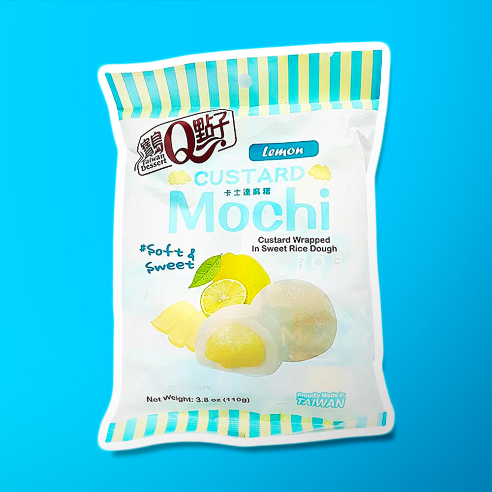 Un emballage blanc et bleu sur fond bleu avec au centre 2 mochis blancs avec une crème jaune, à l’arrière 2 citrons