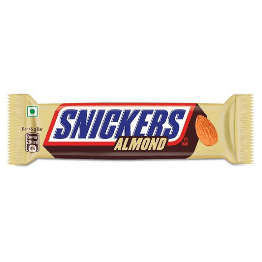 Un emballage beige sur fond blanc avec au centre écrit « Snickers » en bleu et sur le côté droit il y a une amande